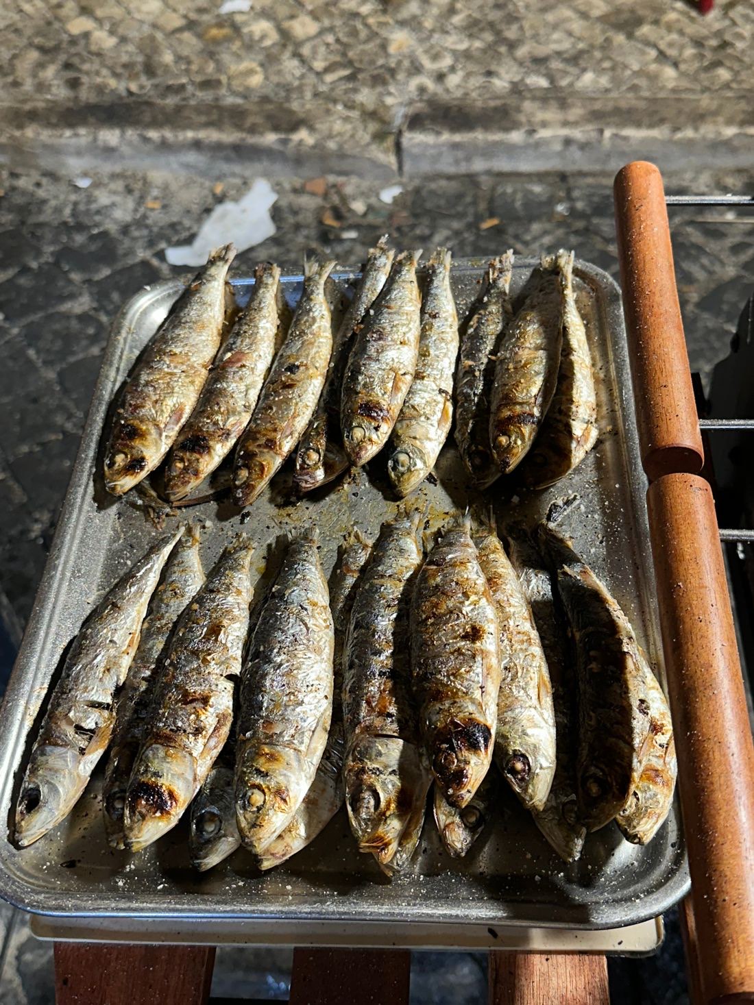 Sardinhas assadas num tabuleiro